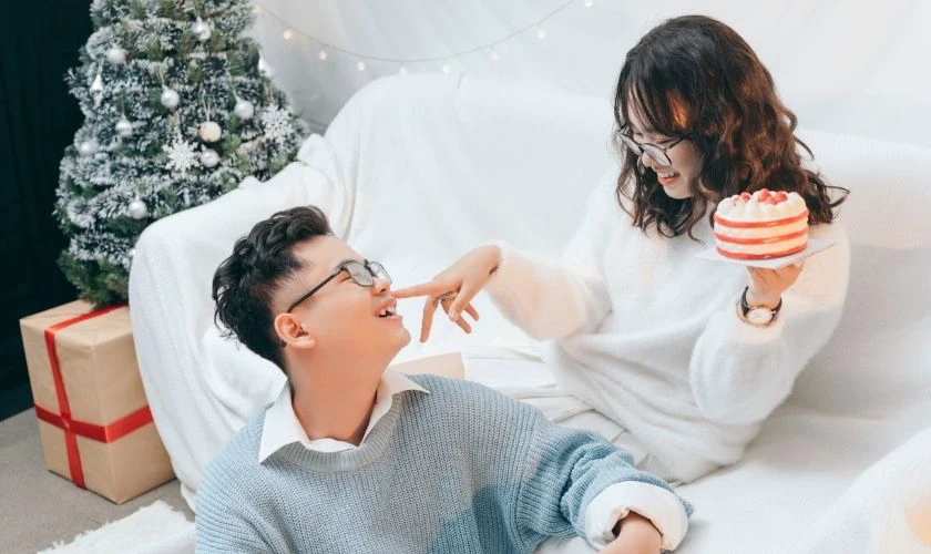 Tạo dáng chụp ảnh Noel cùng người yêu
