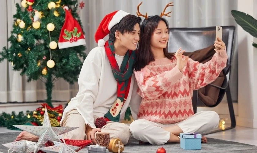 Tạo dáng selfie Noel cùng người yêu