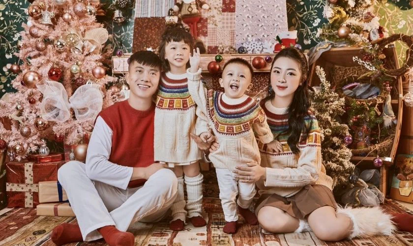 Tạo dáng chụp ảnh Giáng sinh với gia đình