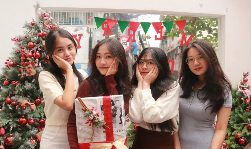 Tạo dáng chụp ảnh Giáng sinh với bạn thân