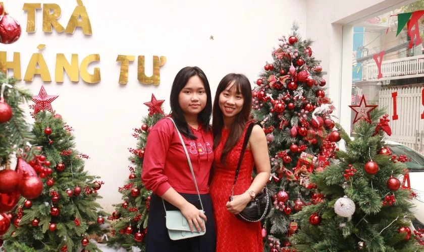 Cách tạo dáng chụp ảnh Noel với bạn thân