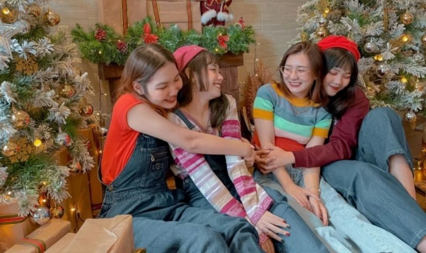 Cách tạo dáng chụp ảnh Giáng sinh với bạn thân