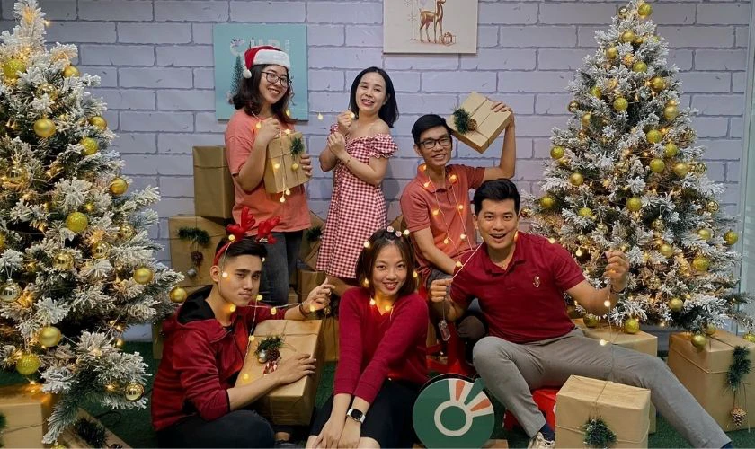 Cách tạo dáng chụp hình Noel với bạn thân