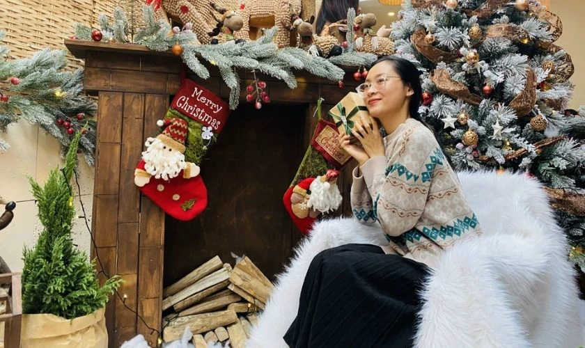 Cách tạo dáng chụp hình Noel kiểu dáng ngồi