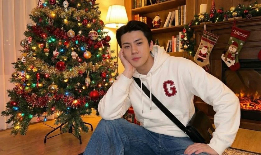 Cách tạo dáng chụp ảnh Giáng sinh với cây thông