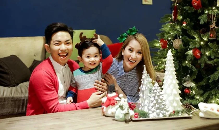 Tạo dáng chụp ảnh Giáng sinh kiểu dáng ngồi