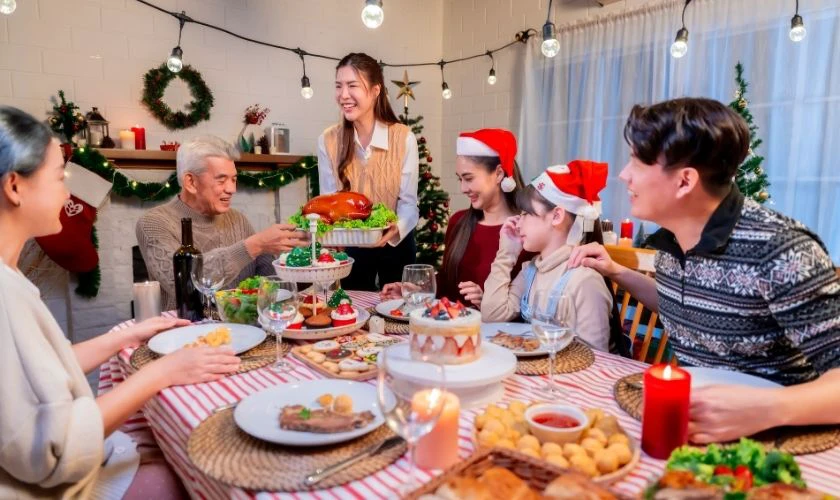 Tạo dáng chụp ảnh Giáng sinh bàn tiệc ấm cúng