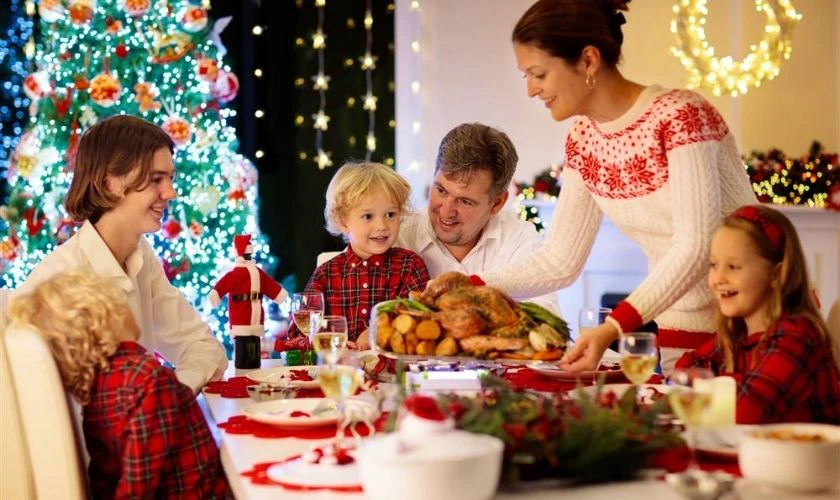 Tạo dáng chụp hình Noel bàn tiệc ấm cúng