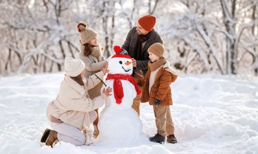 Tạo dáng chụp ảnh Noel với người Tuyết