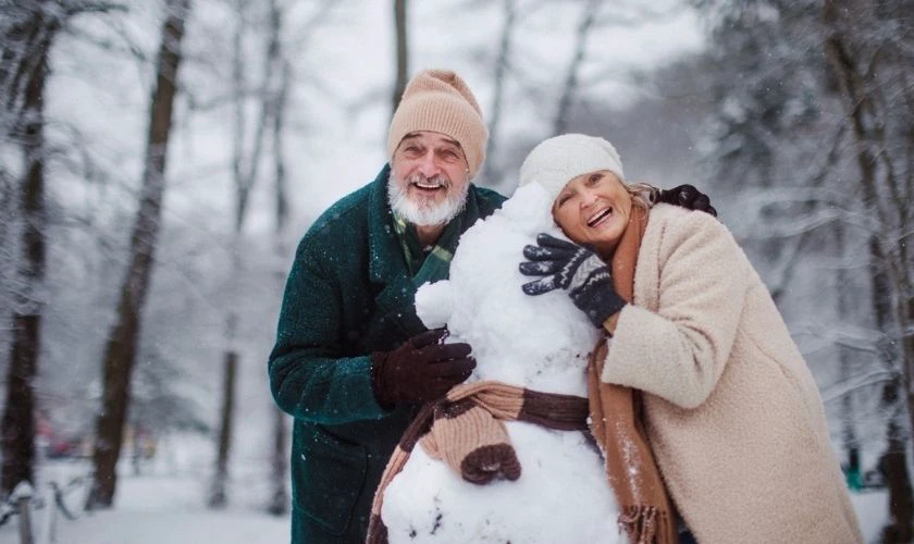 Cách tạo dáng chụp ảnh Giáng sinh với người Tuyết