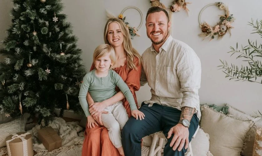 Gợi ý tạo dáng chụp ảnh Giáng sinh với cây thông