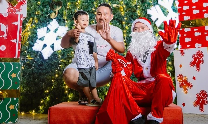 Tạo dáng chụp ảnh Noel với ông già Noel