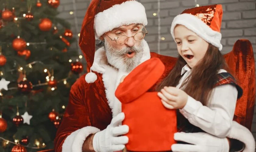 Tạo dáng chụp ảnh Giáng sinh với ông già Noel