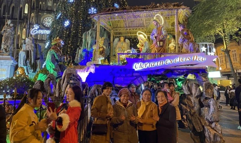 Tạo dáng chụp ảnh Giáng sinh tại nhà thờ