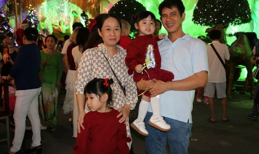 Tạo dáng chụp ảnh Noel tại nhà thờ