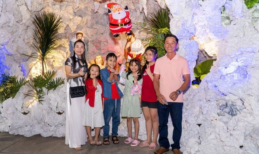 Cách tạo dáng chụp ảnh Noel tại nhà thờ