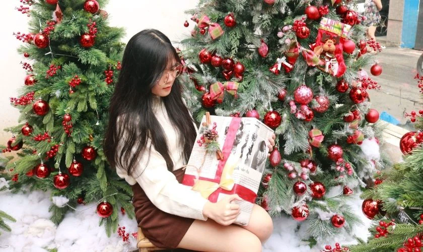 Cách tạo dáng chụp ảnh Giáng sinh một mình xinh đẹp