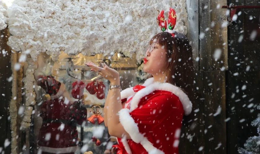 Cách tạo dáng chụp ảnh Noel với tuyết giả