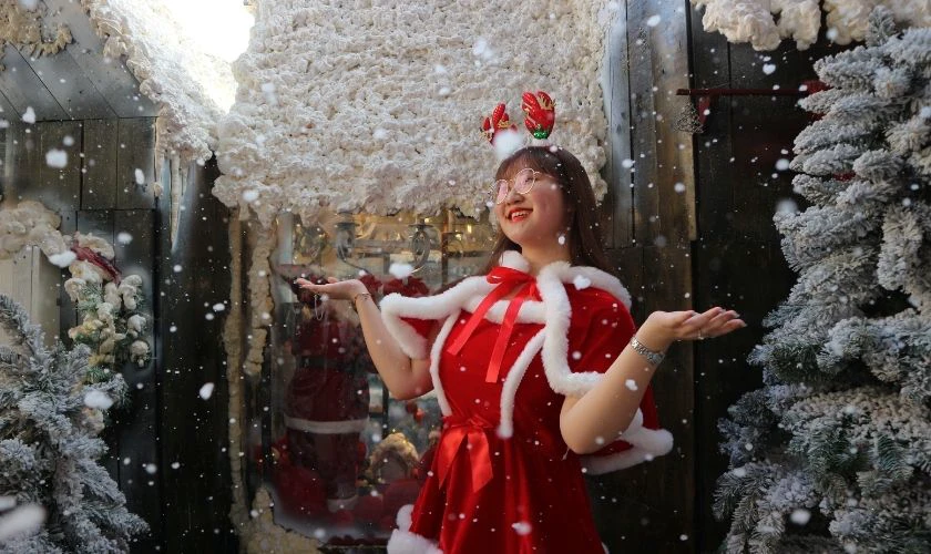 Cách tạo dáng chụp ảnh Giáng sinh với tuyết giả