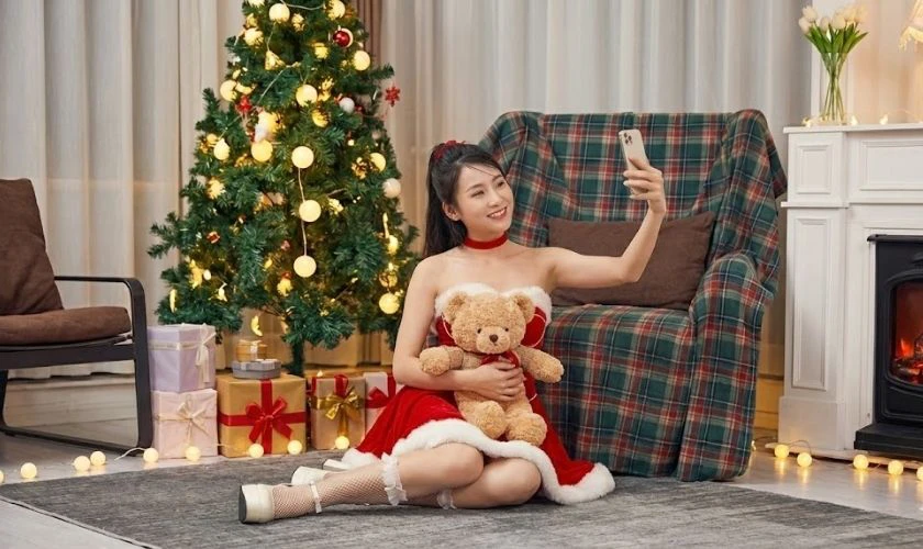 Tạo dáng chụp ảnh Giáng sinh phong cách gợi cảm