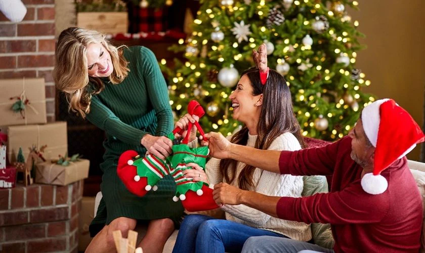 Cách tạo dáng chụp ảnh Giáng sinh phong cách dễ thương