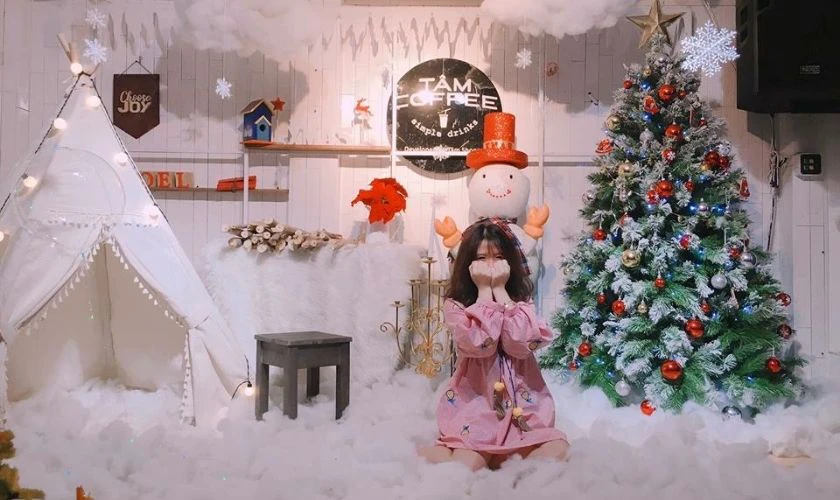 Tạo dáng chụp ảnh Noel ở quán cafe