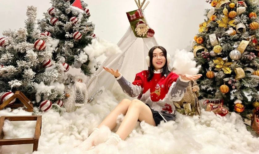 Tạo dáng chụp ảnh Giáng sinh ở quán cafe