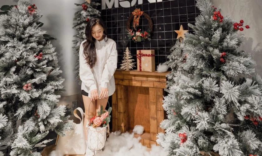 Cách tạo dáng chụp ảnh Noel ở quán cafe
