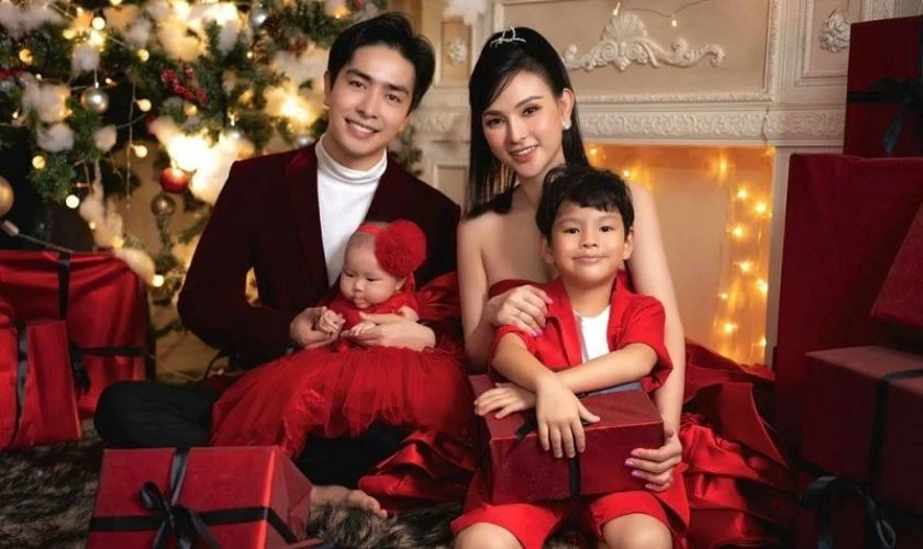 Cách tạo dáng chụp ảnh Noel cùng gia đình đơn giản