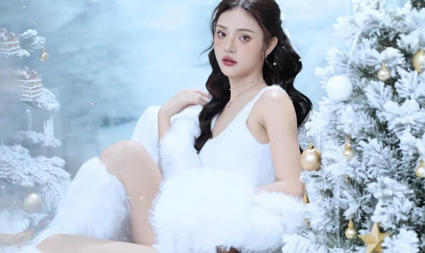 Tạo dáng chụp hình Noel phong cách sexy gợi cảm