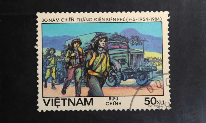 Bức vẽ tem với hình ảnh bộ đội hành quân trong rừng