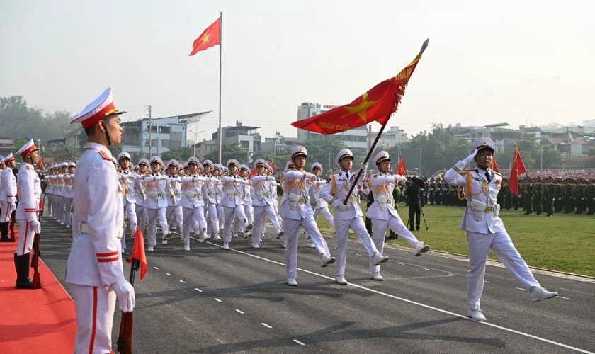 Tham dự lễ kỷ niệm và diễu hành nhân dịp Tết độc lập