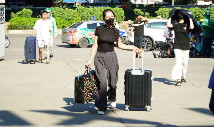 Về thăm quê hương, sum họp gia đình