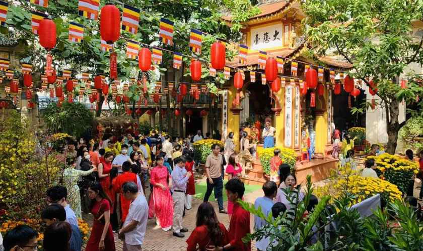 Đi chùa, cầu bình an đầu năm