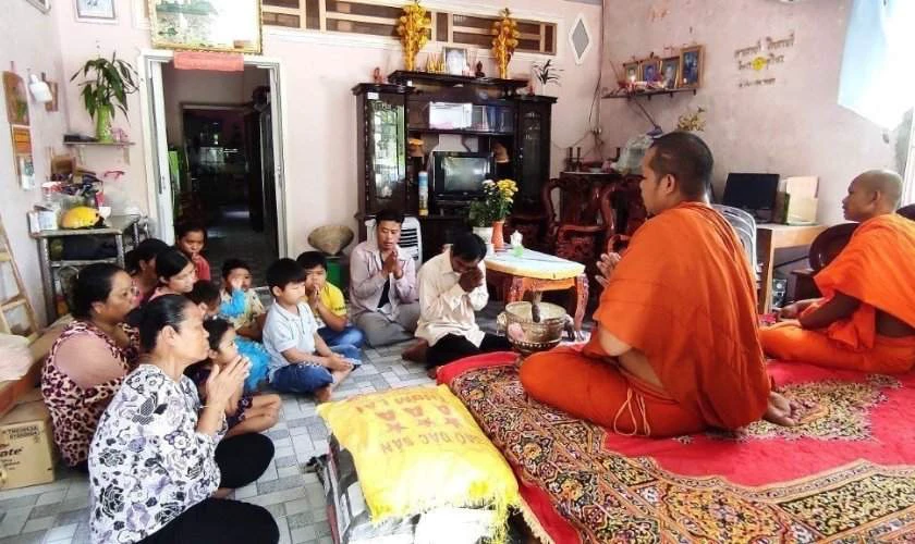 Làm phước, bố thí đầu năm