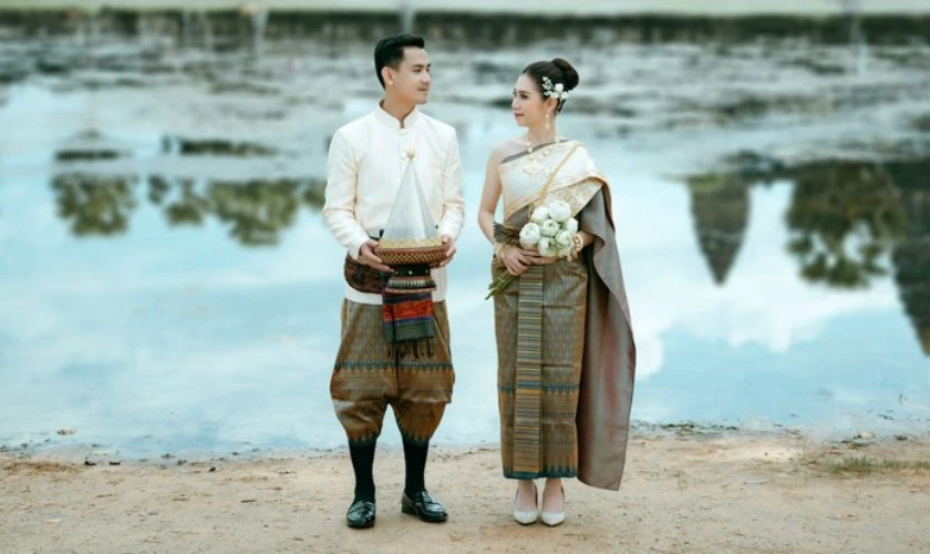 Mặc trang phục truyền thống Khmer