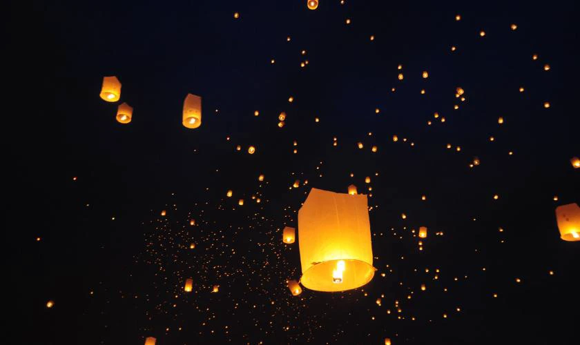 Thả đèn trời hoặc đèn hoa đăng