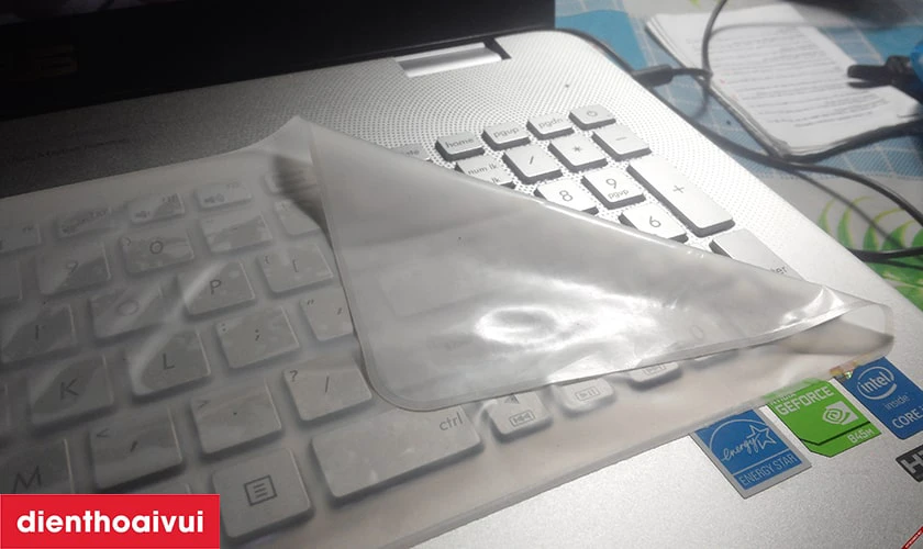 Có nên sử dụng tấm phủ cho bàn phím laptop Asus không?
