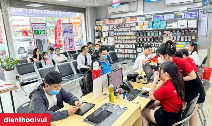 Nh&acirc;n vi&ecirc;n b&agrave;n giao lại laptop