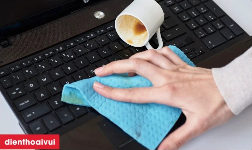 Làm thế nào để làm sạch nếu bị nước vào bàn phím?