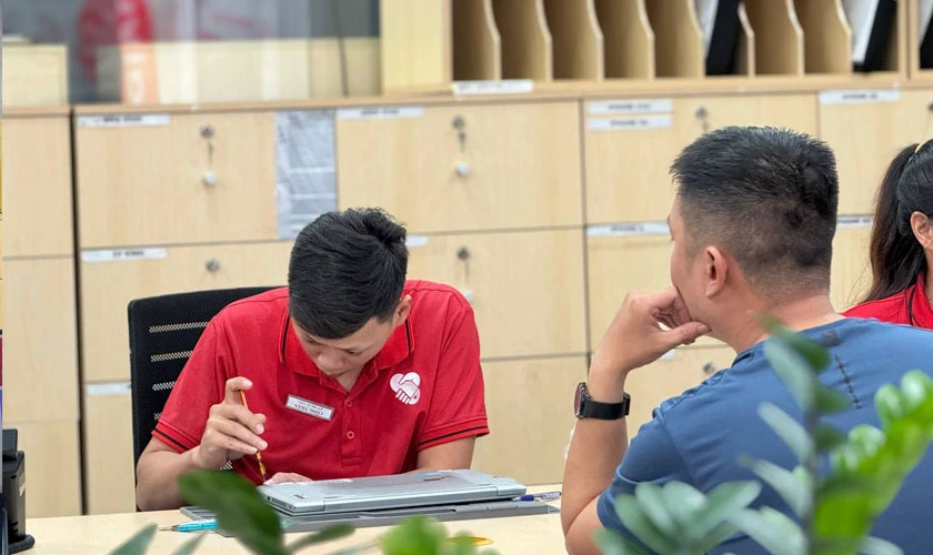 Hình 3: Kỹ thuật viên kiểm tra laptop tại chi nhánh Bình Dương