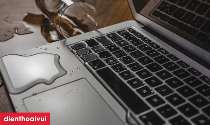 V&ocirc; nước khiến b&agrave;n ph&iacute;m laptop Dell Inspiron 13 7353 2-in-1 nhanh hỏng