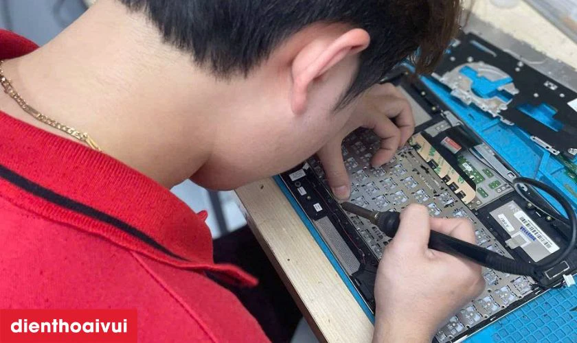 Thay b&agrave;n ph&iacute;m laptop Dell Inspiron 13 7353 2-in-1 tại Điện Thoại Vui