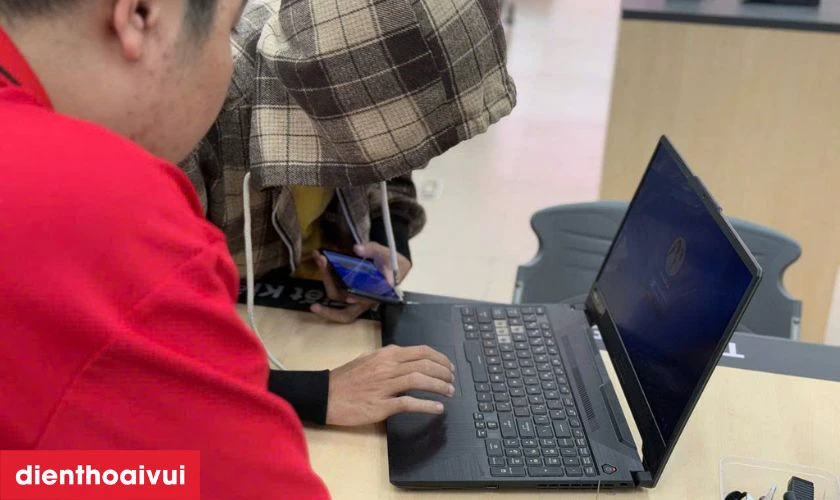 Quy tr&igrave;nh thay b&agrave;n ph&iacute;m laptop Dell Inspiron 15 5543 nhanh ch&oacute;ng, lấy liền tại Điện Thoại Vui