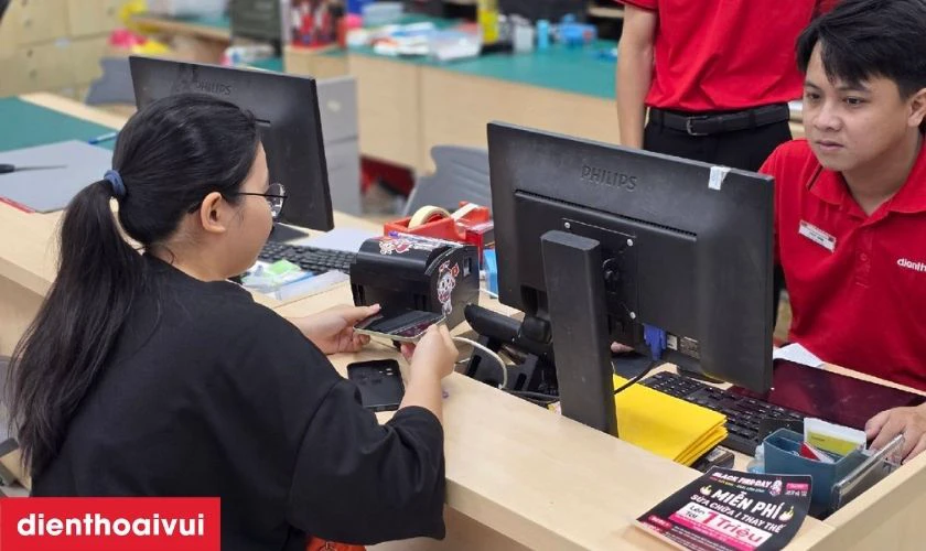 Laptop được bàn giao để khách hàng kiểm tra trực tiếp