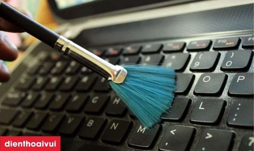 Vệ sinh bàn phím thường xuyên