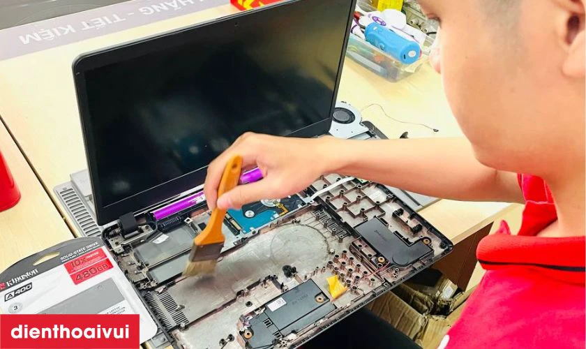 Sau khi thay xong, kỹ thuật vi&ecirc;n kiểm tra to&agrave;n bộ chức năng b&agrave;n ph&iacute;m