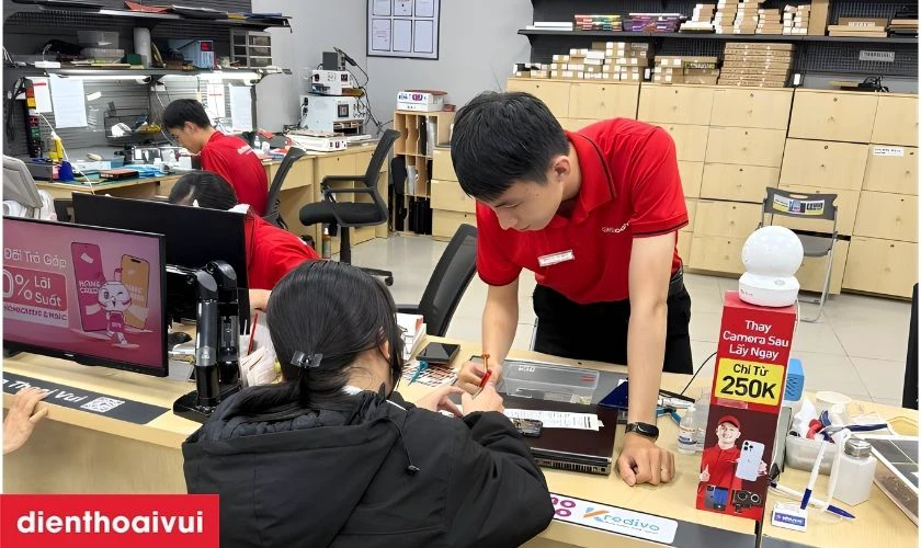 Khách hàng kí tên lên linh kiện