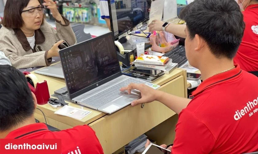 Quy tr&igrave;nh thay b&agrave;n ph&iacute;m laptop HP Envy 15-U000 tại Điện Thoại Vui