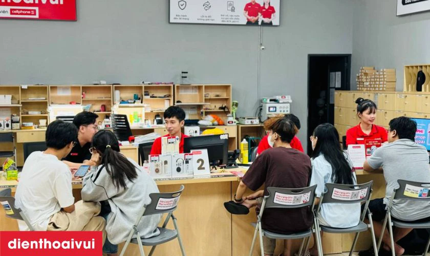 Kh&aacute;ch h&agrave;ng kiểm tra lại m&aacute;y sau khi sửa chữa trực tiếp tại cửa h&agrave;ng